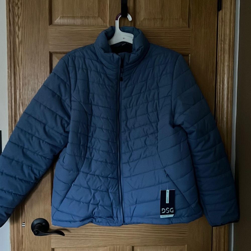 Brand new never used Women’s insulated jacket. Water repellent. Zippered pockets